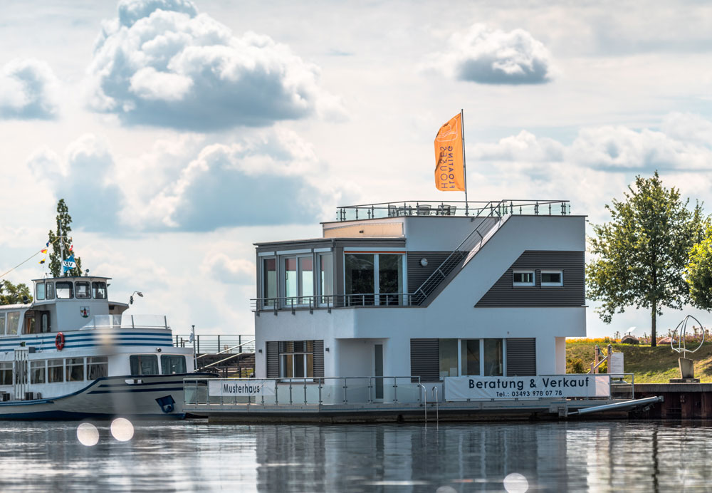 floatinghouse schwimmendes haus living on water