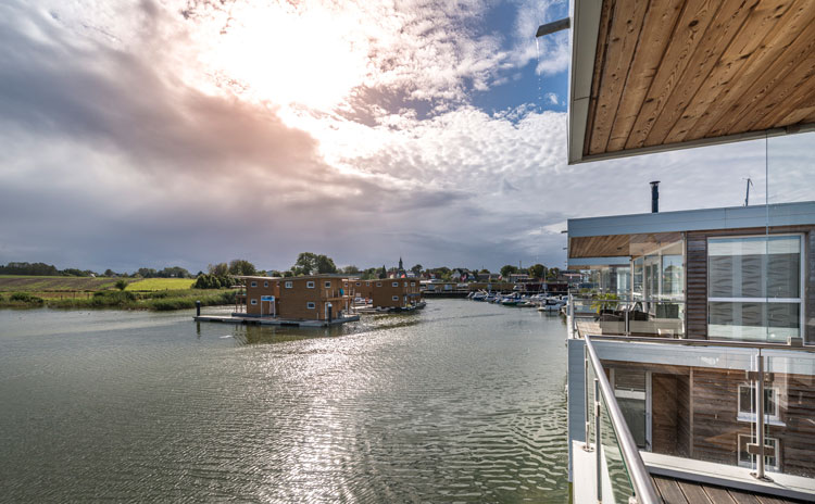 hausboote kroeslin mieten schwimmende haeuser