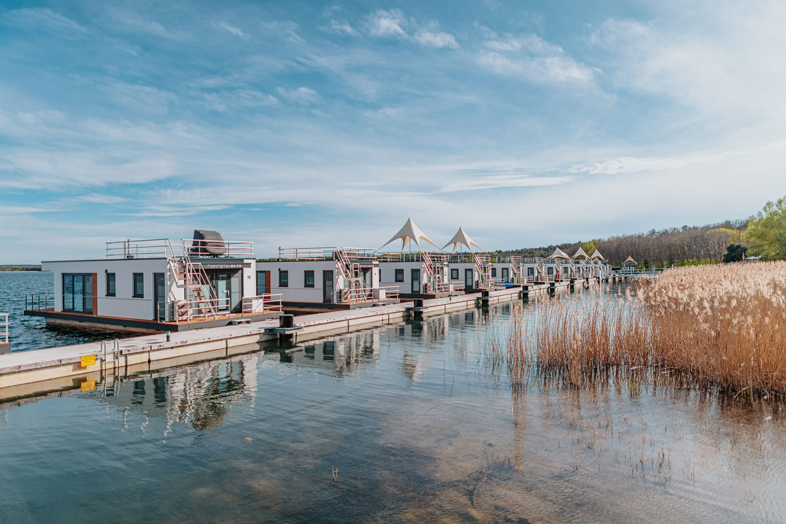 schwimmende ferienhaeuser graebendorfer see lausitzer seenland