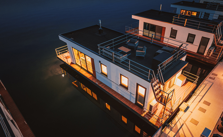 Junge gebrauchte Hausboote und schwimmende Häuser