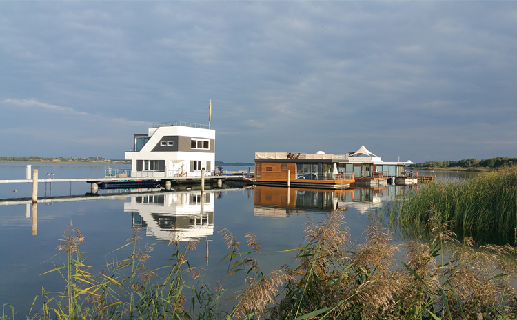schwimmende ferienhaeuser goitzsche leipzig