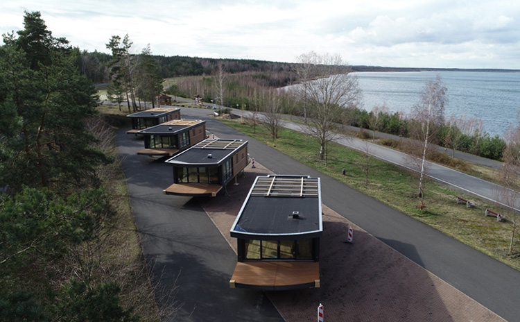 schwimmende ferienhaeuser lausitzerseenland baerwaldersee
