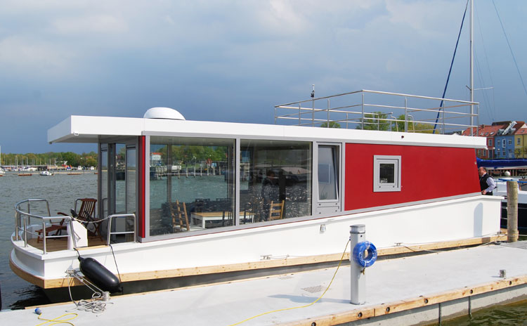 skipper schwimmendes ferienhaus hausboot
